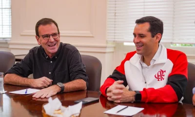 Eduardo Cavaliere assume Prefeitura do Rio vestindo camisa do Flamengo após 43 anos; Eduardo Paes brinca