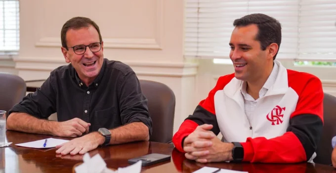 Eduardo Cavaliere assume Prefeitura do Rio vestindo camisa do Flamengo após 43 anos; Eduardo Paes brinca
