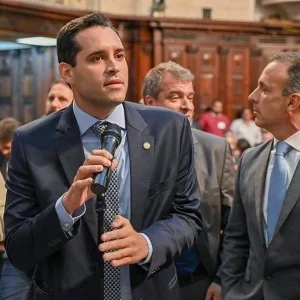 Prefeito do Rio proíbe show de Chappell Roan após polêmica com enteada de Jorginho, do Flamengo