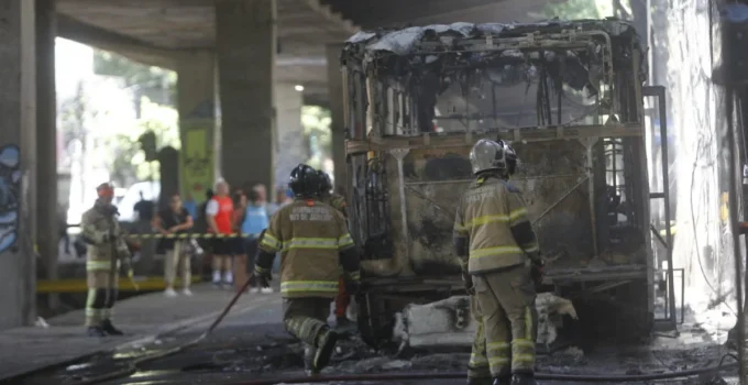 Justiça decreta prisão preventiva de acusados de criar barricadas e incendiar ônibus no Rio Comprido
