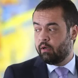 Cláudio Castro renuncia ao governo do RJ para disputar o Senado; TJ-RJ assume interinamente