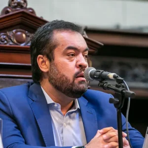 Cláudio Castro renuncia ao governo do RJ na véspera de julgamento no TSE sobre cassação de mandato