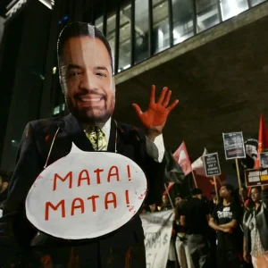 Cláudio Castro Renuncia ao Governo do RJ e Busca Vaga no Senado; Gestão é Marcada por Chacinas Letais