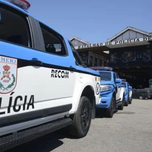 Policial Militar agride estudantes em manifestação por melhorias em escola estadual no Rio de Janeiro