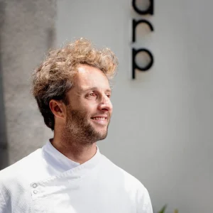 Chef Camilo Vanazzi, premiado por culinária francesa, assume a cozinha do Arp Bar no Hotel Arpoador com inspiração brasileira e internacional