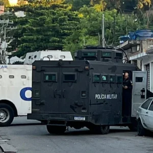 Polícia Militar instala blocos de concreto para reforçar segurança nos acessos ao Complexo do Alemão