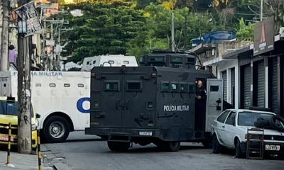 Polícia Militar instala blocos de concreto para reforçar segurança nos acessos ao Complexo do Alemão