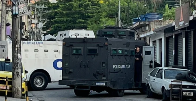 Polícia Militar instala blocos de concreto para reforçar segurança nos acessos ao Complexo do Alemão