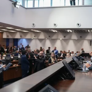 TRE Retotaliza Votos de Bacellar: Sucessão na Alerj e Governo do Rio Sob Neblina Política