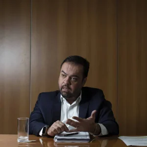 Podcast 'Café da Manhã' Detalha Crise Política no RJ e Cenários para Novas Eleições