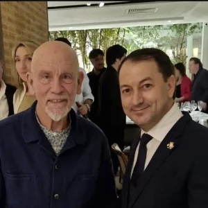 John Malkovich em Rio: Ator Degusta Frutos do Mar e Clássicos do Satyricon Após Apresentação