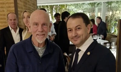 John Malkovich em Rio: Ator Degusta Frutos do Mar e Clássicos do Satyricon Após Apresentação