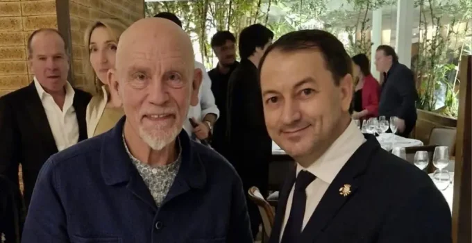 John Malkovich em Rio: Ator Degusta Frutos do Mar e Clássicos do Satyricon Após Apresentação