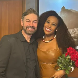 Ex-BBB Sol Vega recebe flores e champanhe em clínica de estética no Rio e anuncia novos procedimentos